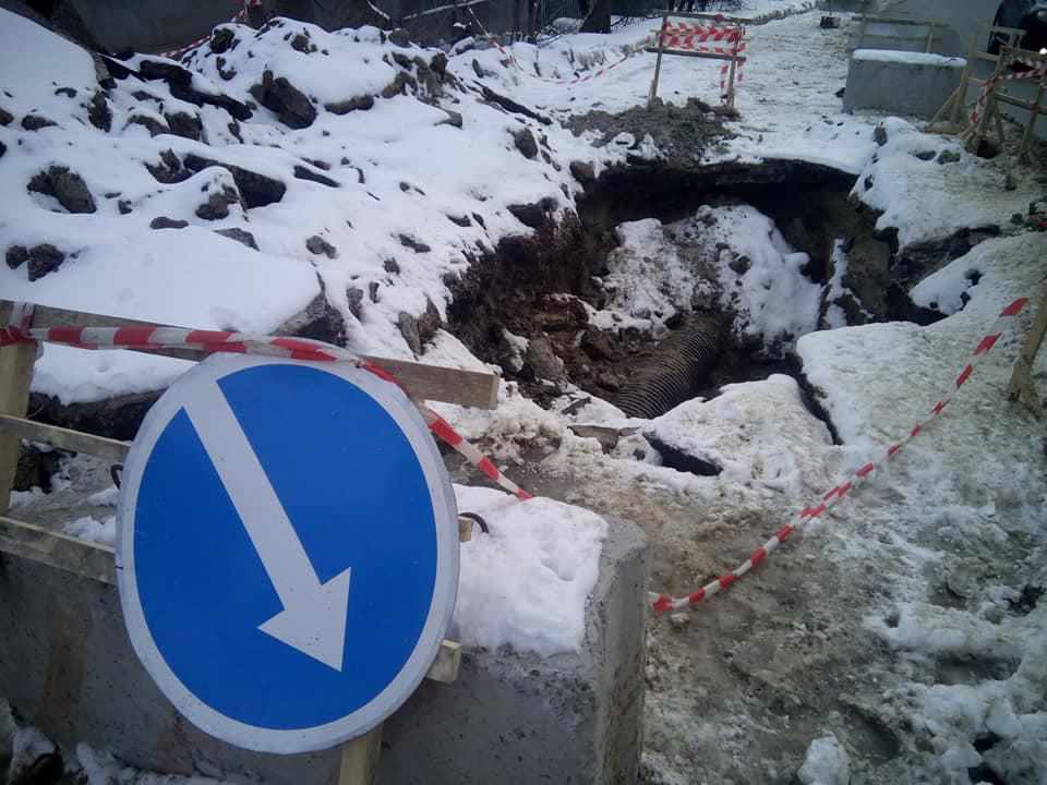 Яму по Шолома Алейхема в Полтаві розрили й обгородили: будьте уважні. ФОТО, ВІДЕО 