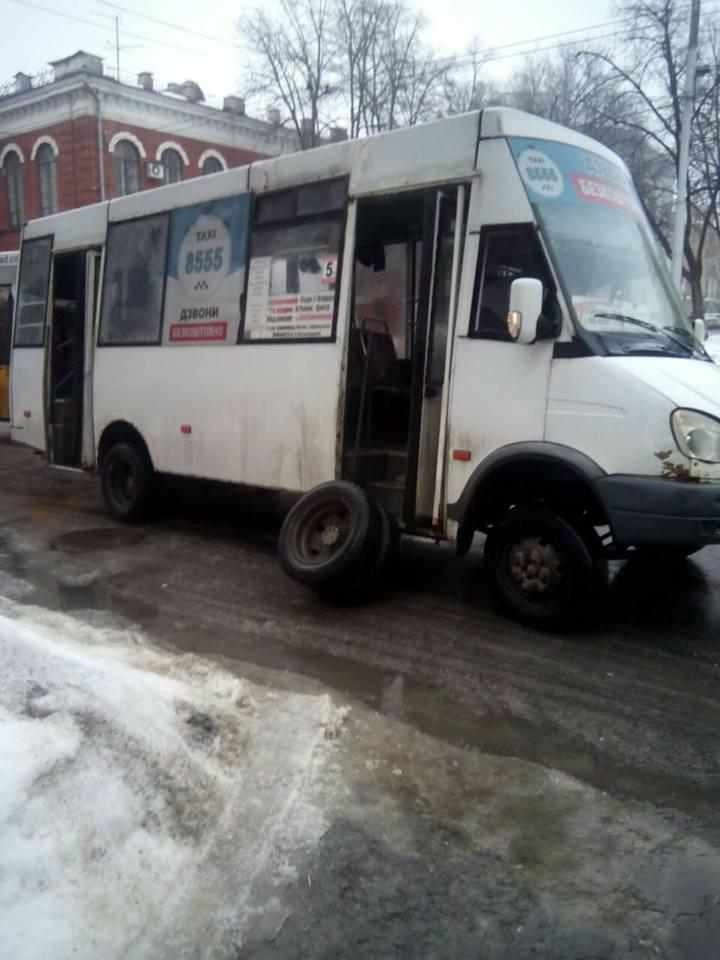 У центрі Полтави в маршрутки на ходу відпало колесо. ФОТО. ОНОВЛЕНО