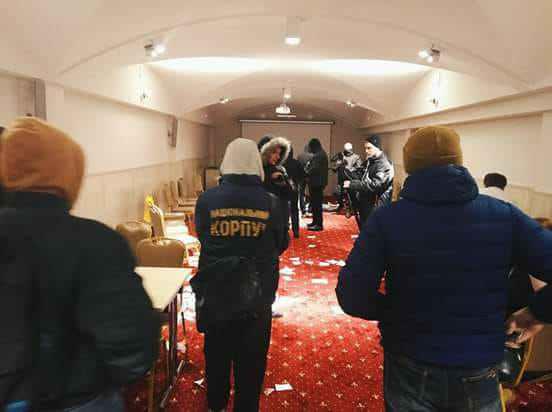 Нацкорпус у Полтаві намагався зірвати тренінг психологів, які вчили працювати з ЛГБТ. ФОТО, ВІДЕО