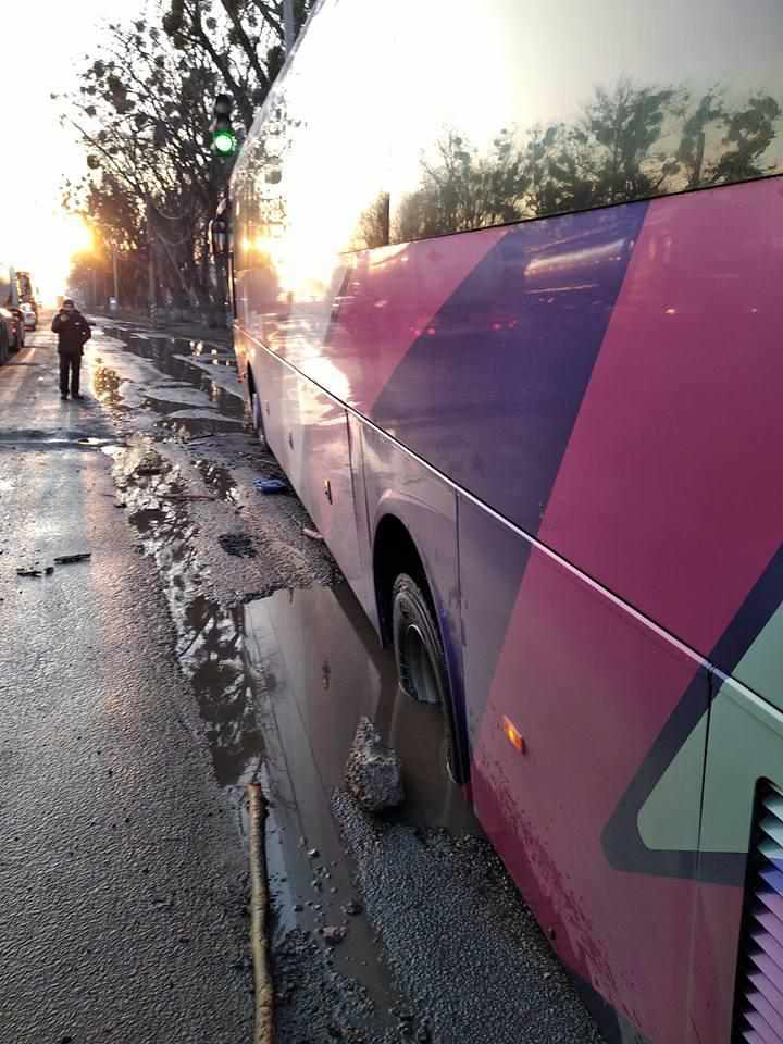 У Полтаві автобус застряг у ямах на трасі Київ-Харків. ФОТО , ВІДЕО. ОНОВЛЕНО