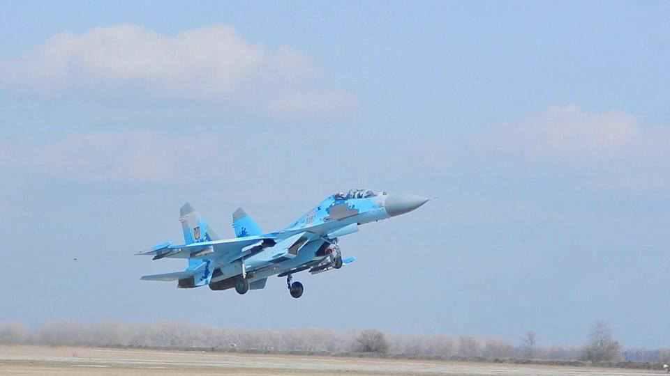 Миргородські льотчики відпрацьовують фігури складного пілотажу