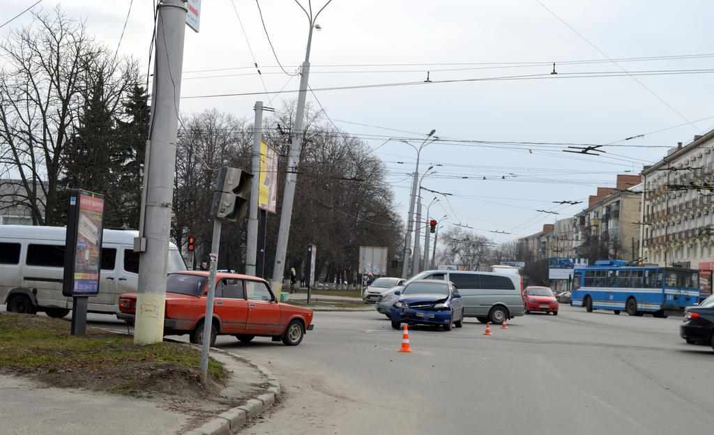 ДТП в центрі Полтави: двоє потерпілих, затор. ФОТО, ВІДЕО