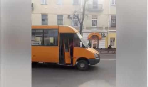 У Полтаві в маршрутки під час руху відпали двері. ВІДЕО