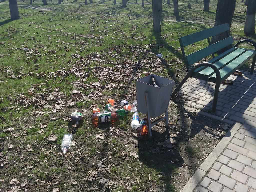Оновлений парк у новоствореній ОТГ на Полтавщині перетворюють на смітник
