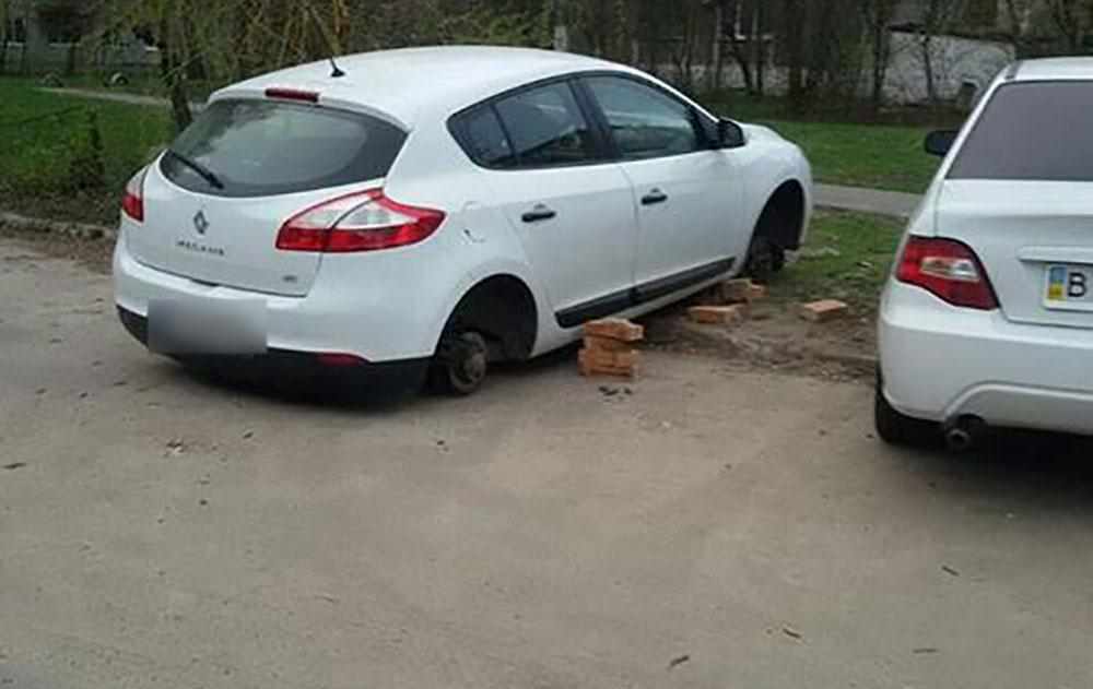 Приїхали: у Полтаві за останні дві доби чотири автівки залишилися без коліс