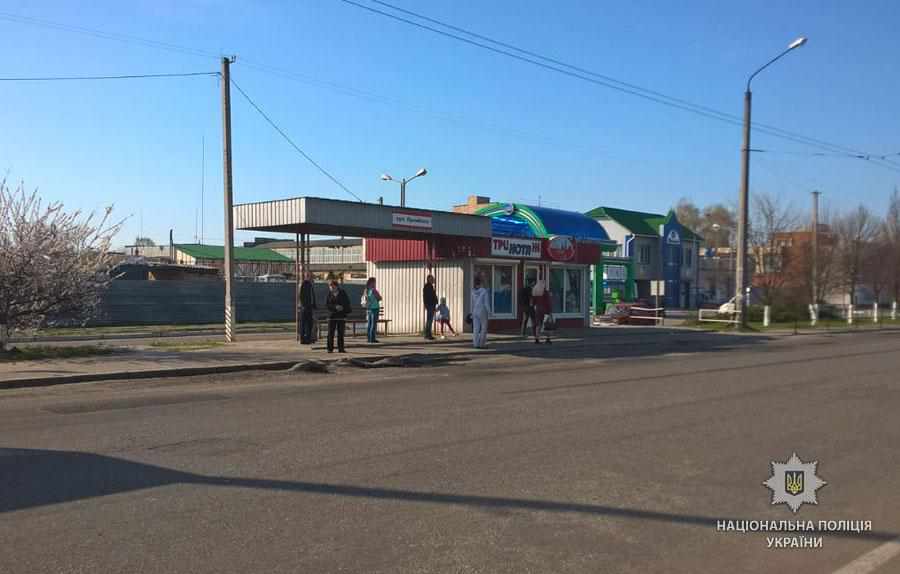 У Полтаві пенсіонерка на зупинці потрапила під колеса автобуса