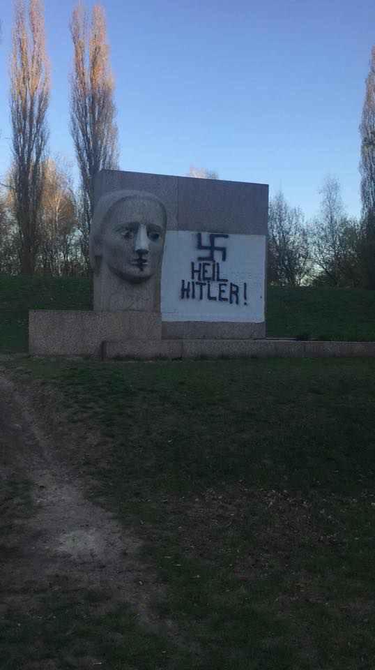 У Полтаві невідомі обмалювали свастикою пам’ятник. ФОТО