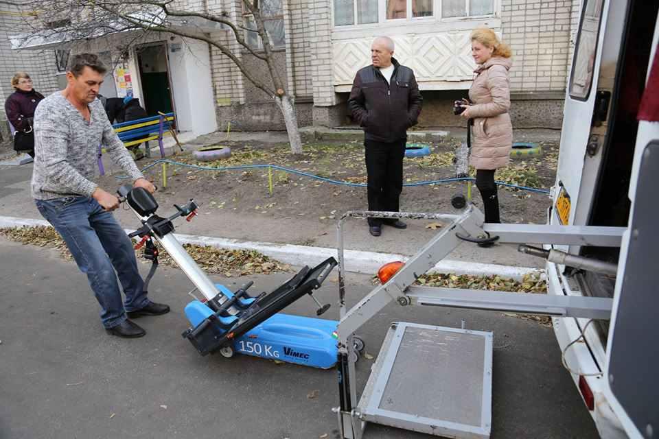 Кременчук купив підйомники, що самі доставляють візочників сходами