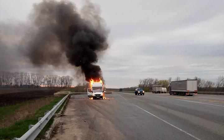 На Полтавщині на ходу загорілася вантажівка з будівельними матеріалами 