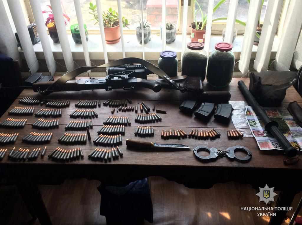 На Полтавщині чоловік тримав удома арсенал зброї та близько кілограма наркотиків