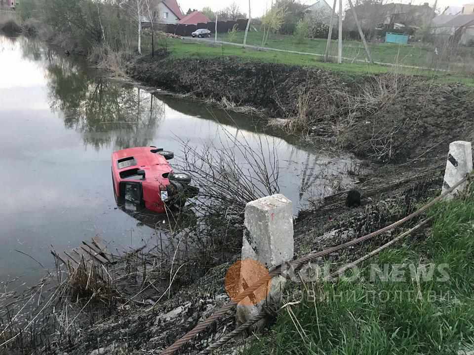 Не пий! У Полтаві мікроавтобус упав у ставок. Фото