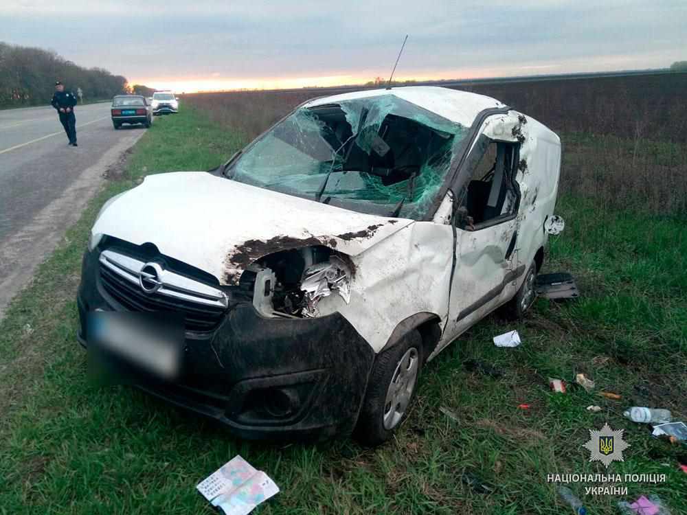 На Полтавщині автомобіль злетів із автодороги та перекинувся. ФОТО