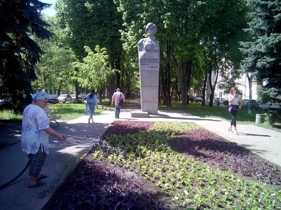 До 9 Травня висаджують квіти у деяких полтавських парках. ФОТО