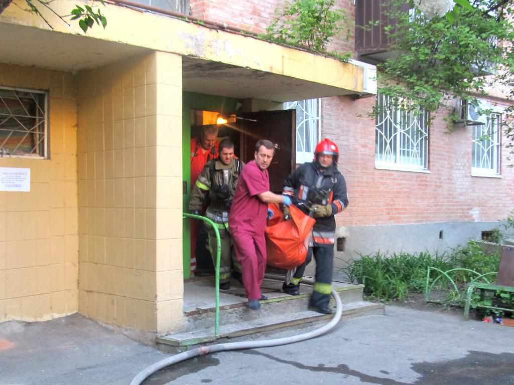 Пожежа на «Подолі» у Полтаві: вогнеборці врятували жінку з палаючої квартири