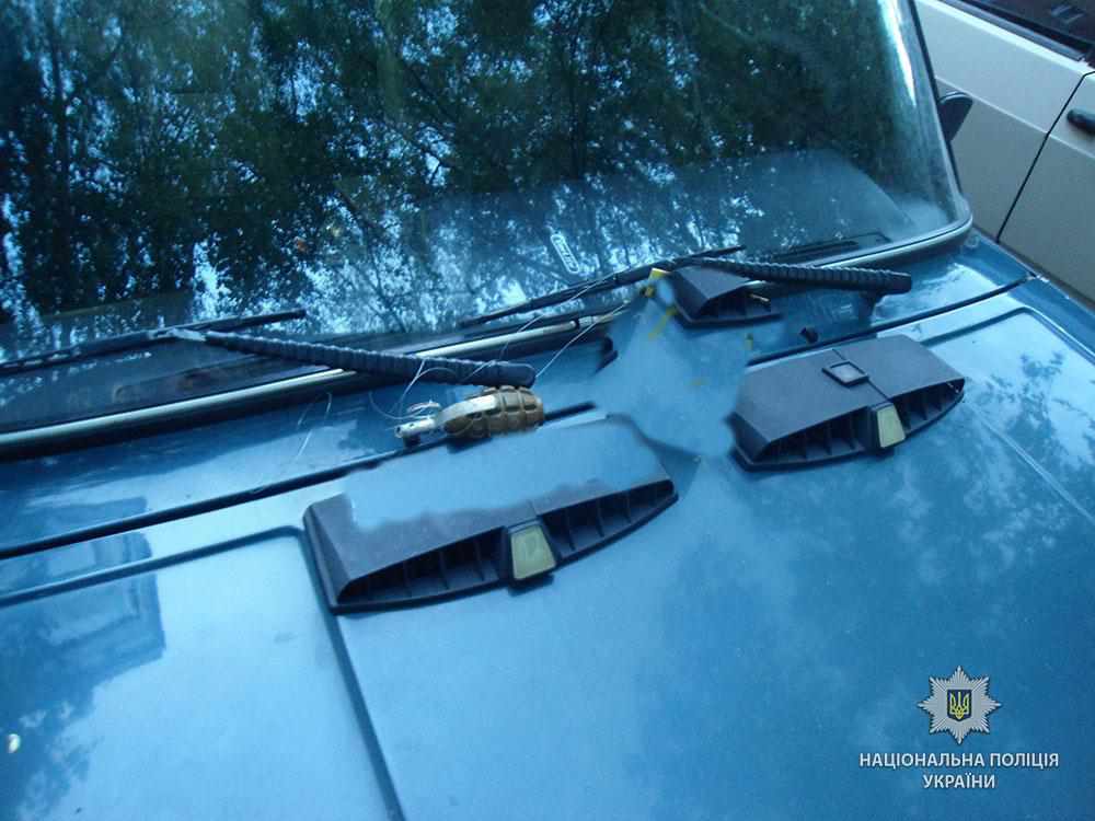 У Полтаві чоловік знайшов гранату на власному авто