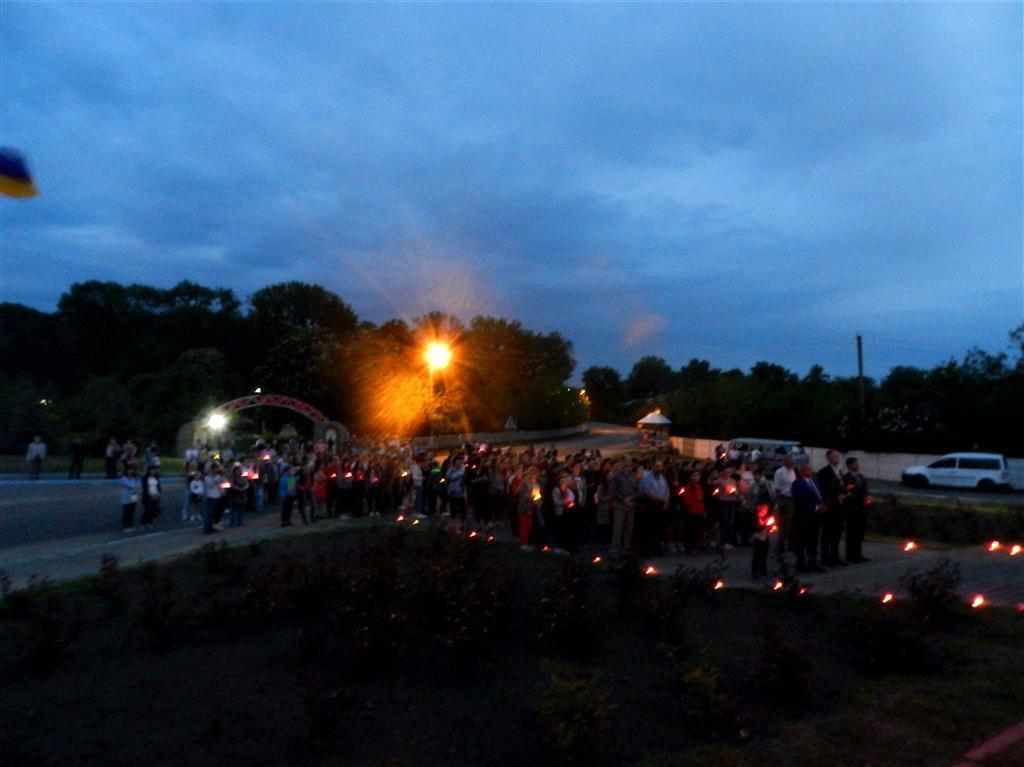 У День пам’яті та примирення на Полтавщині провели свічкову ходу