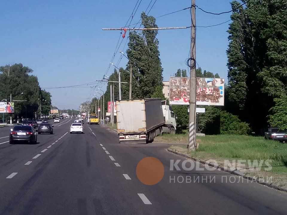 Неподалік зупинки «ЗБВ» у Полтаві фура вилетіла на узбіччя. ФОТО. ОНОВЛЕНО
