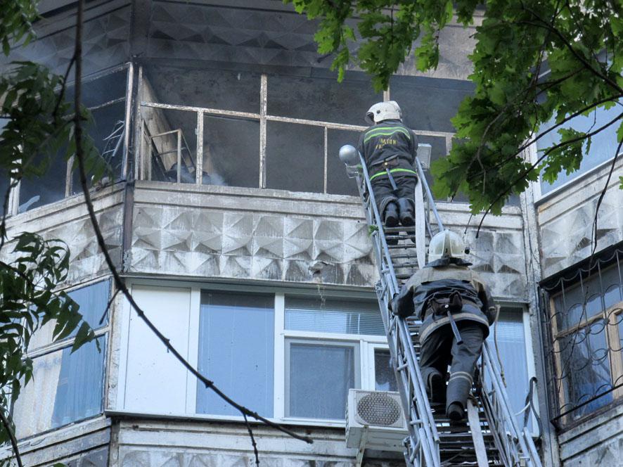 У Полтаві горіла квартира в багатоповерхівці: трьох людей врятували 