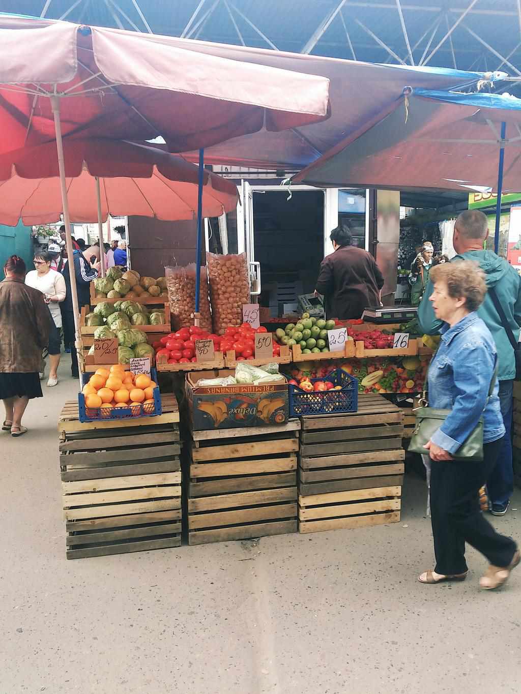 Весняна зелень, овочі та рання полуниця: огляд цін у Полтаві