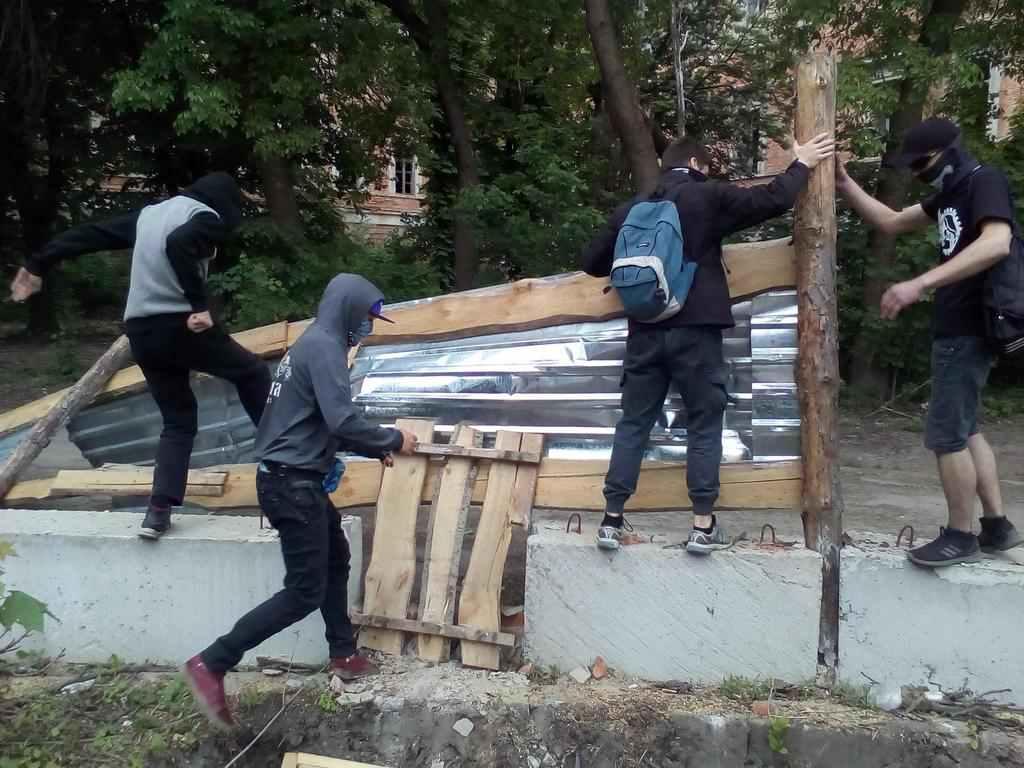 У Полтаві радикали розгромили паркан навколо майбутньої забудови в центрі міста. ФОТО, ВІДЕО