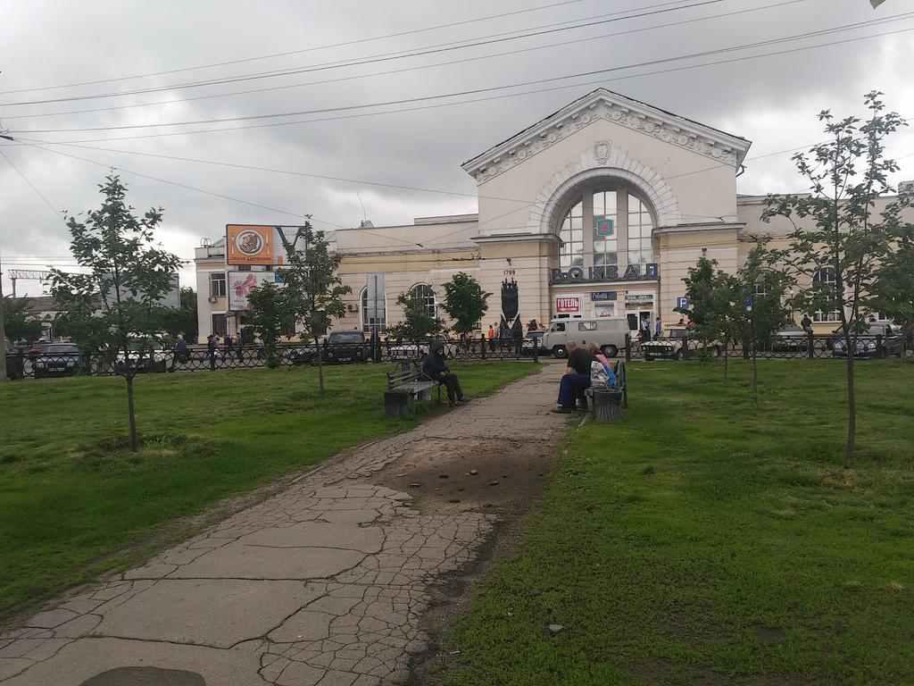 Замість спиляних дерев на площі перед Південним вокзалом у Полтаві зеленіє молодий парк. ФОТО