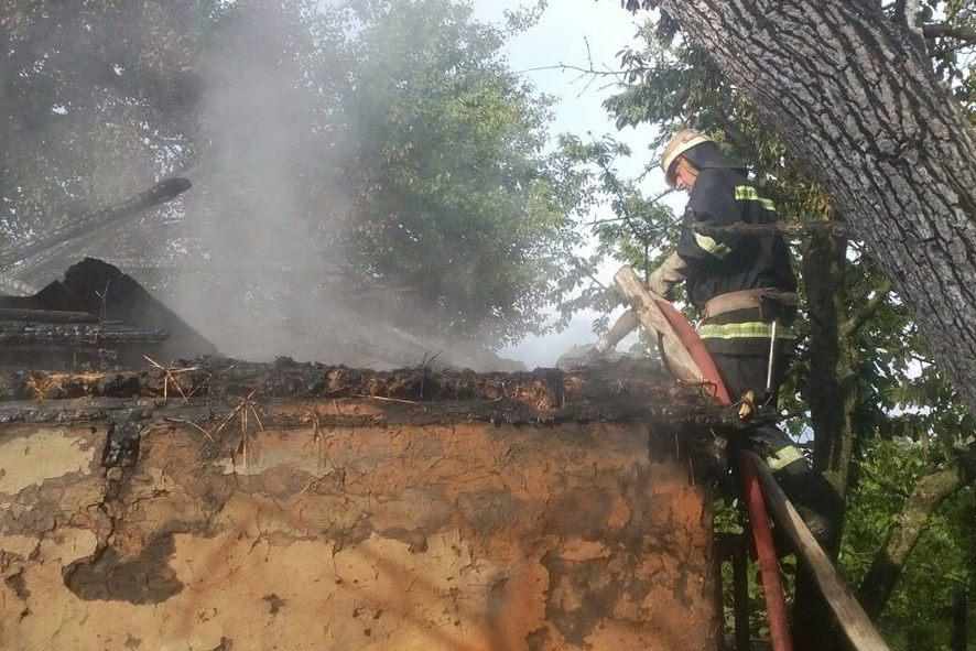 На Полтавщині блискавка влучила в дерево і спричинила пожежу у дворі