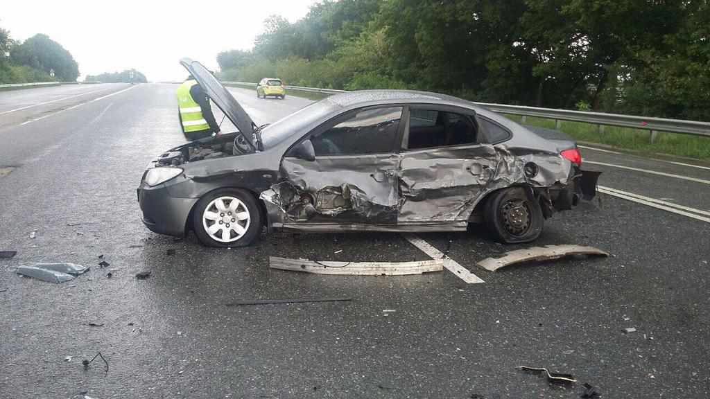 Під Полтавою авто врізалось у машину та заправну станцію. ФОТО