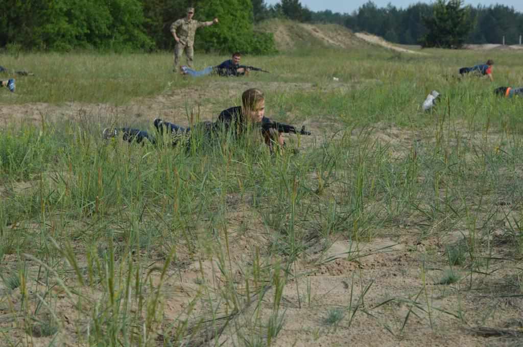 Уперше за багато років полтавських школярів вчили на військовому полігоні стріляти з автоматів. ФОТО