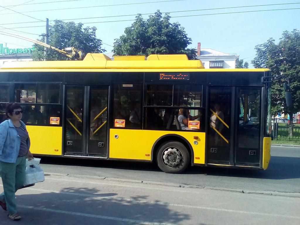 Кондуктори відбиваються від грошей: у Полтаві частина тролейбусів сьогодні працює безкоштовно 