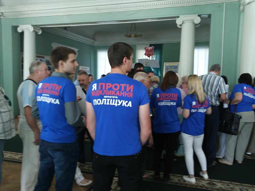 На сесію Полтавської міськради прийшла підтримка депутата Поліщука, якого відкликали