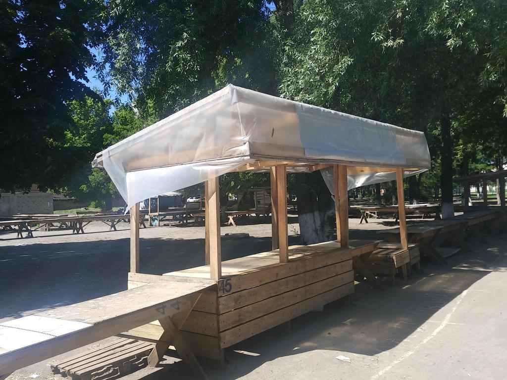 Як виглядає стихійний ринок на Південному вокзалі у Полтаві після торгівлі. ФОТО