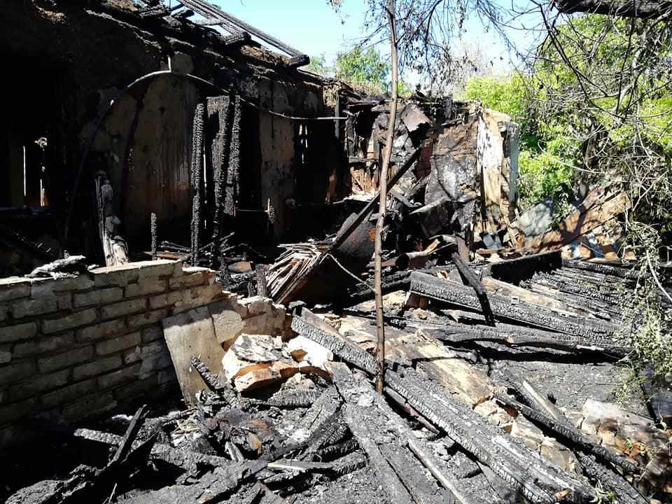 У Полтаві майже вщент згорів житловий будинок. ФОТО, ВІДЕО