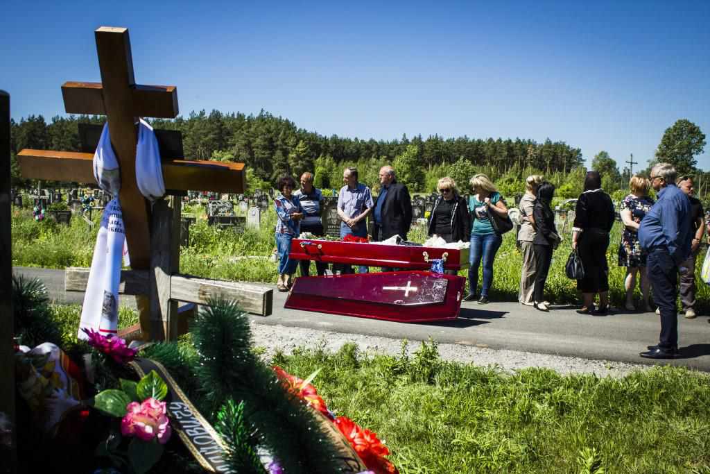 Він міг не їздити на завдання, але їхав: у Полтаві попрощалися з померлим ветераном АТО. ФОТО