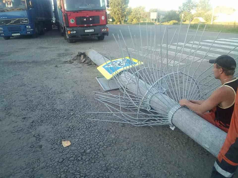 На Полтавщині водій фури зніс бетонну опору. ФОТО