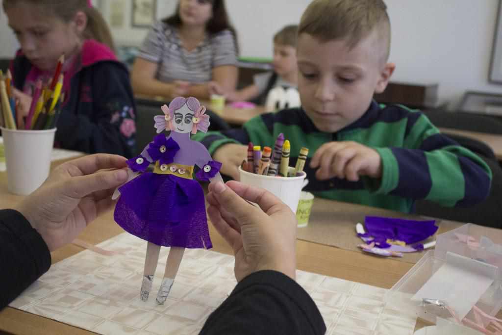 У Полтаві до Міжнародного дня дітей малеча виготовляла короленківські іграшки. ФОТО
