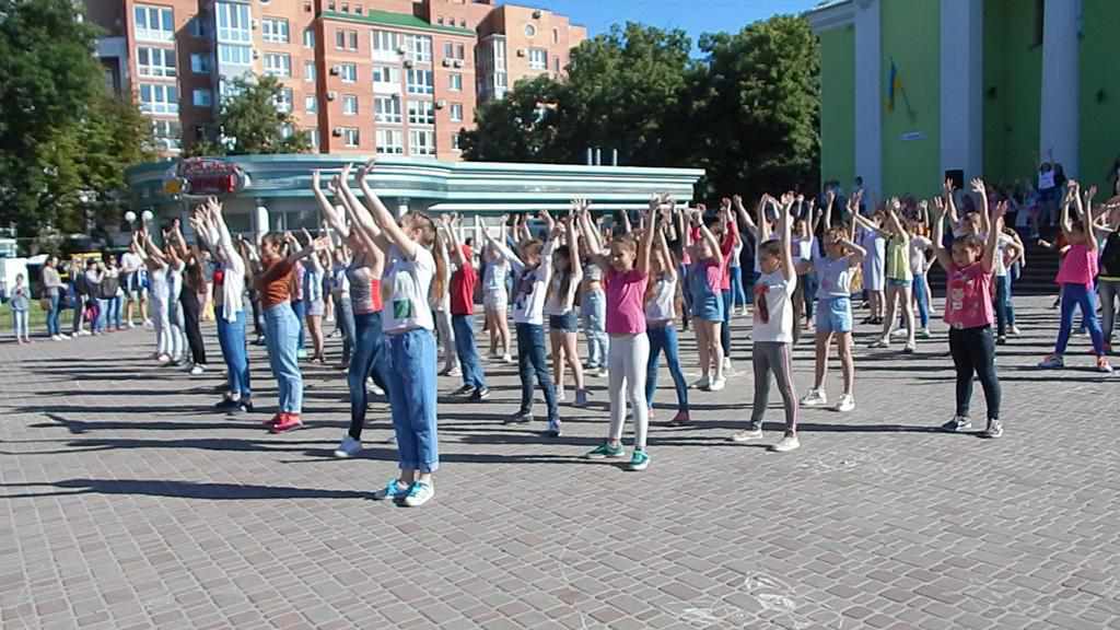 У Полтаві влаштували масштабний танцювальний флешмоб на підтримку тварин. ВІДЕО