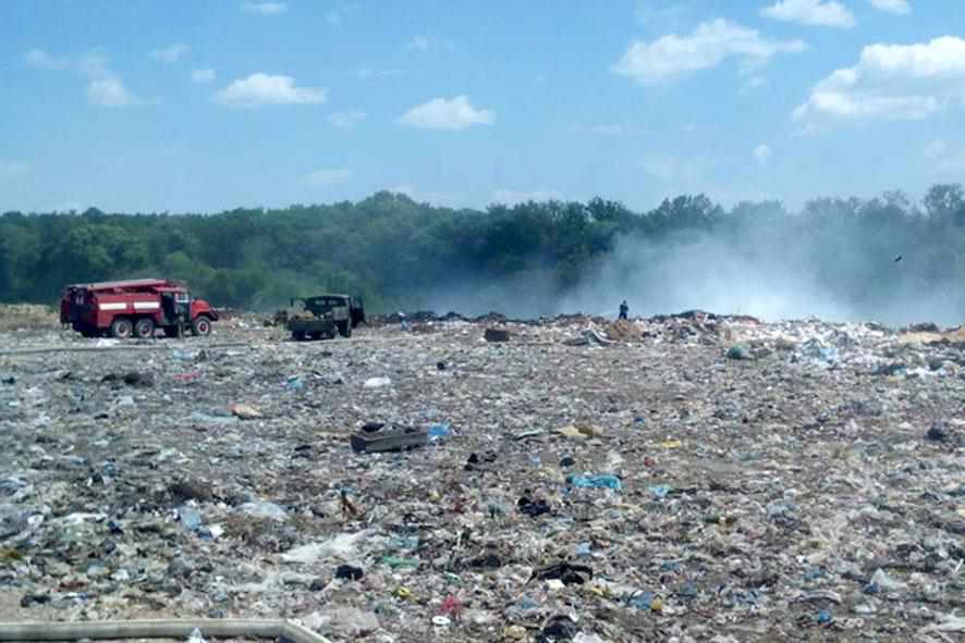На Полтавщині майже тиждень горить сміттєзвалище