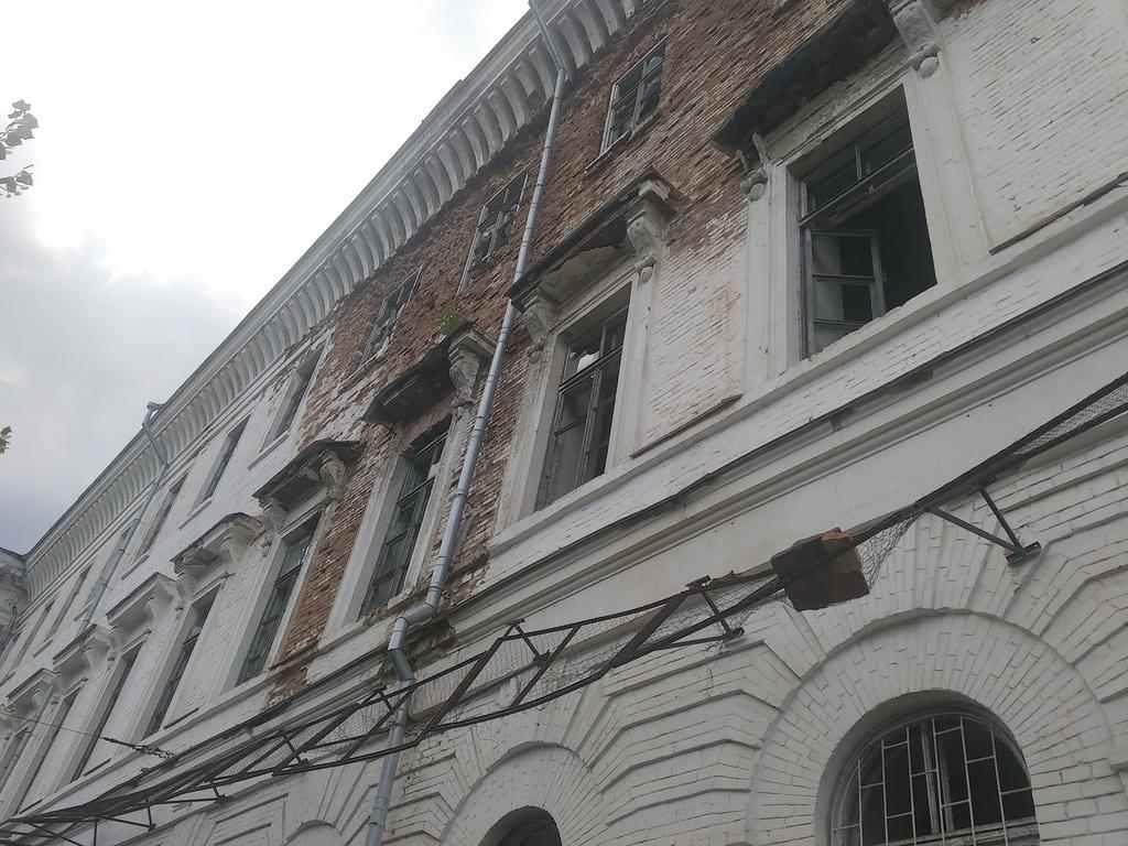 Металеві конструкції на кадетському корпусі ризикують упасти полтавцям на голови