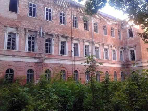 У Полтаві поліцейські затримали осіб, що крали решітки з Кадетського корпусу