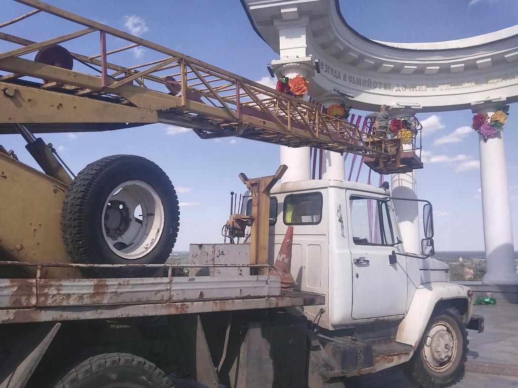На Білу альтанку у Полтаві чіпляють вінок. ФОТО