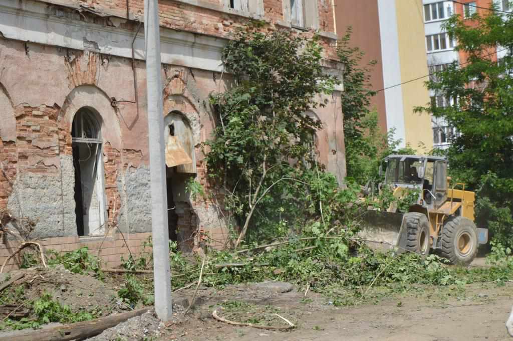 Поряд із майбутньою новобудовою біля кадетського корпусу у Полтаві розчищають територію. ФОТО