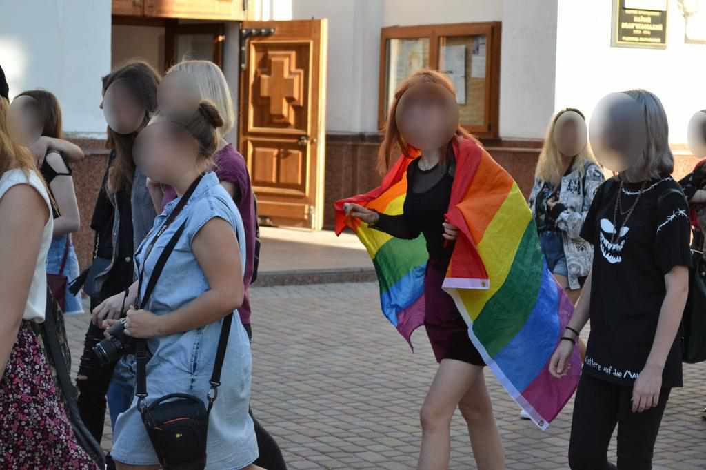 Протилежна хода – полтавці вийшли на вулицю з ЛГБТ-прапором