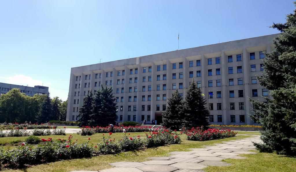 Біля облдежрадміністрації обрізають трояндову красу. ФОТО