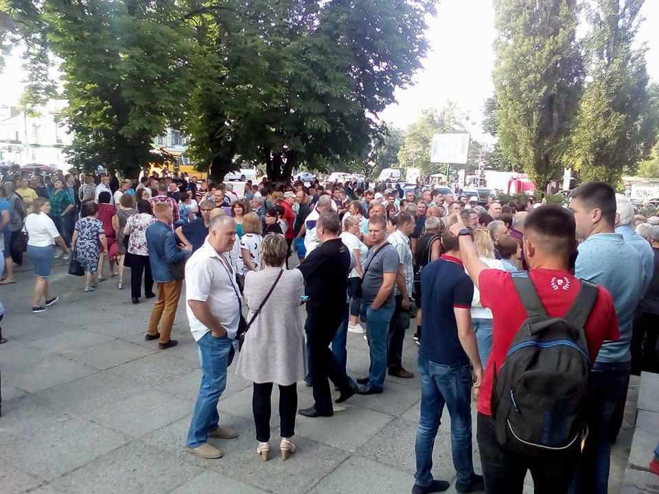 У Полтаві величезна черга: відкликають депутатів міської ради. ФОТО, ОНОВЛЮЄТЬСЯ