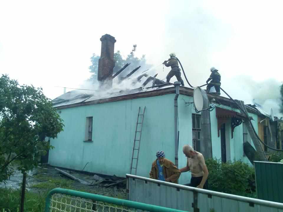 На Полтавщині горів будинок, літні люди залишились без даху над головою. ФОТО, ВІДЕО
