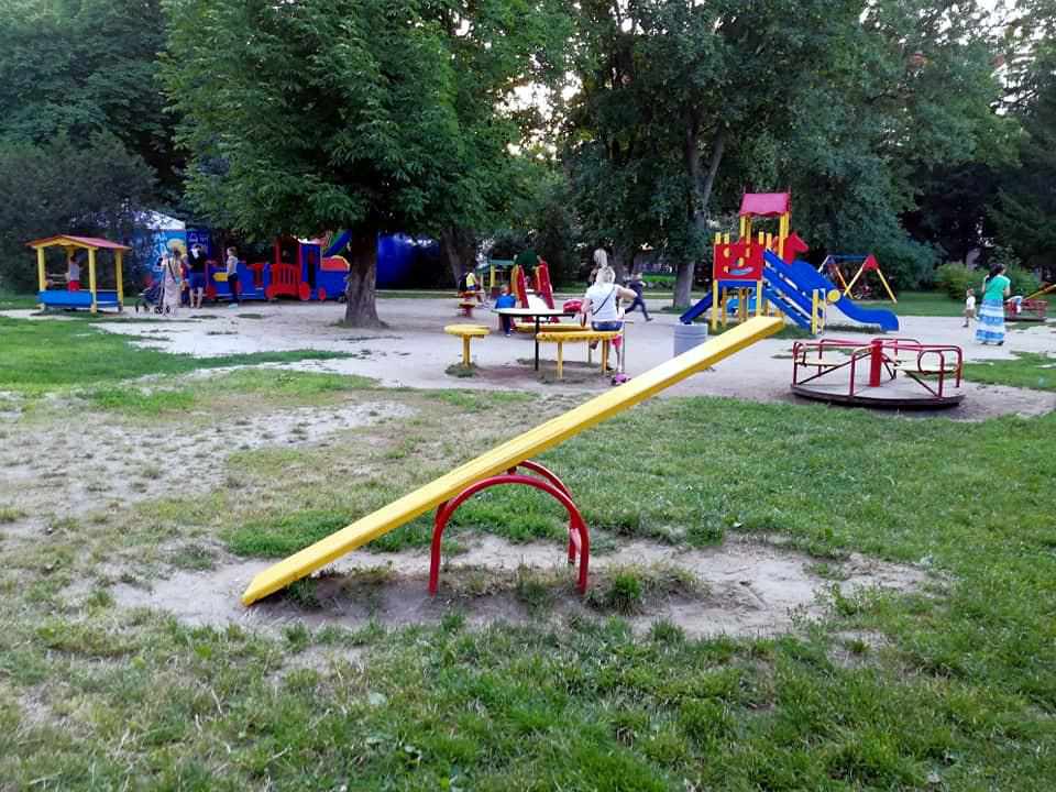 Калічтесь, дітки, далі: як полагодили центральний парк Полтави. ФОТО