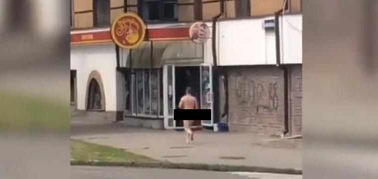 В центрі Полтави бігав оголений чоловік. ВІДЕО