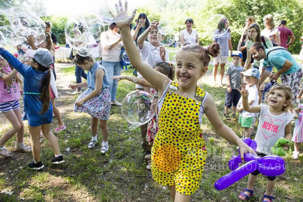 Для особливих дітей влаштували свято в полтавському дендропарку. ФОТО
