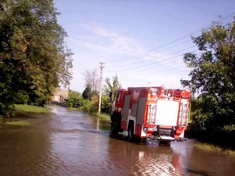 Негода на Полтавщині: обірвані дроти, підтоплені будинки та городи, дощ зі стелі. ФОТО. ВІДЕО 