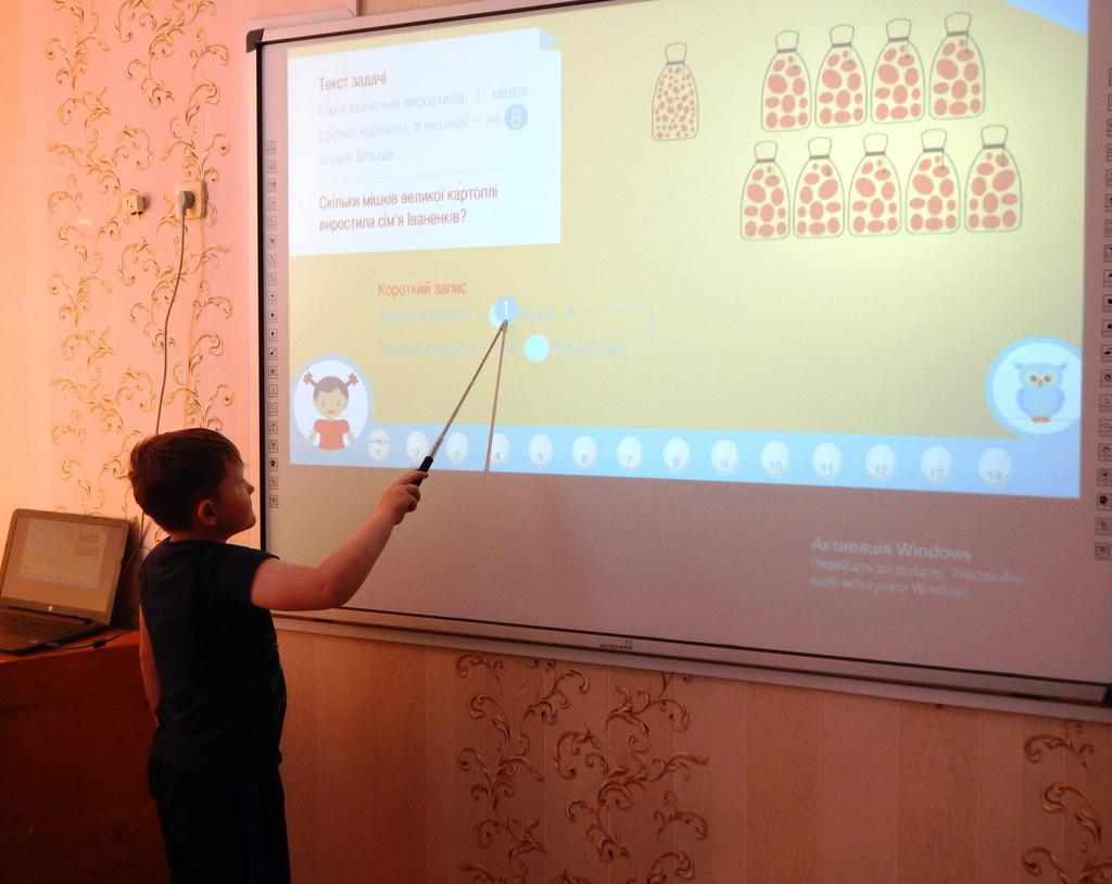 Безкоштовне молоко і «розумні» дошки – як навчаються  у сільських школах на Полтавщині 